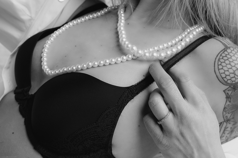 Read more about the article Maternity Boudoir Shoot in Nebraska: Capturing the Beauty of Motherhood